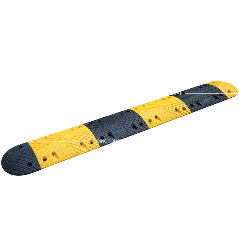 Ralentisseur de vitesse noir et jaune de 5 cm de hauteur, fabriqué en matériau composite plastique-caoutchouc, utilisé pour calmer la circulation.