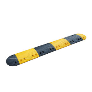 Ralentisseur de vitesse noir et jaune de 7 cm de hauteur, fabriqué en matériau composite plastique-caoutchouc, utilisé pour calmer la circulation.